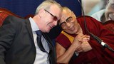 དམག་འཁྲུག་ནང་ལྷུང་བའི་ཕྲུ་གུ་ལྟ་སྐྱོང་ཚོགས་པའི་འགན་འཛིན་(Richard Moore)་དང་༧གོང་ས་མཆོག