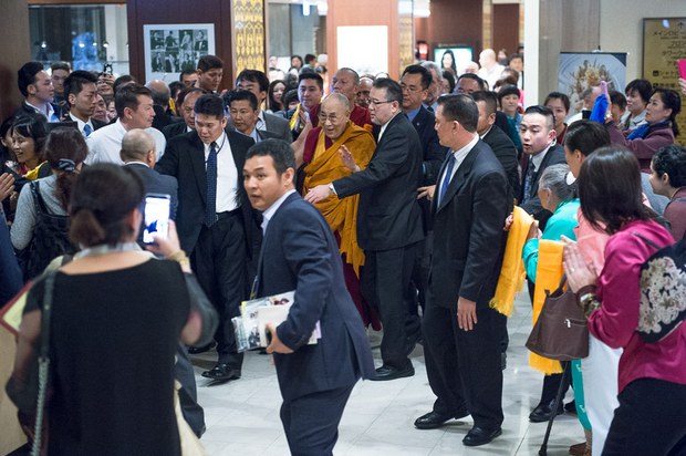 བོད་ཀྱི་དབུ་ཁྲིད་སྤྱི་ནོར་༧གོང་ས་མཆོག་ཉི་ཧོང་ལ་ཕེབས་སྐབས། ༢༠༡༦།༥།༡༡