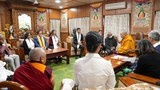 ༧གོང་ས་མཆོག་གིས་ཨ་མི་རི་ཀའི་གྲོང་ཁྱེར་ཆེ་གྲས་བདུན་གྱི་སྤྱི་ཁྱབ་ཚོར་མཇལ་ཁ་དང་བཀའ་སློབ་བསྩལ་འདུག