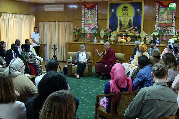 ༧གོང་ས་མཆོག་གིས་འཛམ་གླིང་ཤར་ནུབ་ཀྱི་གཞོན་སྐྱེས་དབུ་ཁྲིད་ཚོའི་བགྲོ་གླེང་ལྷན་ཚོགས་ཀྱི་ཚོགས་མགོན་དུ་བཀའ་སློབ་བསྩལ་གནང་སྐབས། ༢༠༡༦།༥།༣ ༧གོང་ས་མཆོག་གིས་འཛམ་གླིང་ཤར་ནུབ་ཀྱི་གཞོན་སྐྱེས་དབུ་ཁྲིད་ཚོའི་བགྲོ་གླེང་ལྷན་ཚོགས་ཀྱི་ཚོགས་མགོན་དུ་བཀའ་སློབ་བསྩལ་གནང་སྐབས། ༢༠༡༦།༥།༣