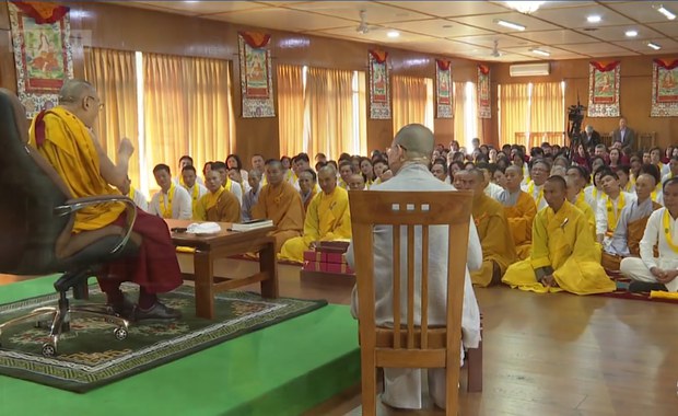 ༧གོང་ས་མཆོག་གིས་ཝེ་ཏི་ནམ་དང་ཨིན་རྡུ་ཉི་ཤེ་ཡ་སོགས་ནས་ཆེད་ཕེབས་གནང་བའི་དད་ལྡན་པ་ཚོར་ཆོས་འབྲེལ་མཛད་སྐབས། ༢༠༡༩།༡༠།༩ ༧གོང་ས་མཆོག་གིས་ཝེ་ཏི་ནམ་དང་ཨིན་རྡུ་ཉི་ཤེ་ཡ་སོགས་ནས་ཆེད་ཕེབས་གནང་བའི་དད་ལྡན་པ་ཚོར་ཆོས་འབྲེལ་མཛད་སྐབས། ༢༠༡༩།༡༠།༩