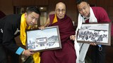 མོན་རྟ་དབང་གི་རླུང་ལ་ས་གནས་སུ་རྒྱལ་བའི་ཕོ་བྲང་དང་འགྲེམས་སྟོན་ཁང་ཞིག་གསར་བཞེངས་གནང་བར་༧གོང་ས་མཆོག་གིས་ཐུགས་སྨོན་དབུ་འབྱེད་མཛད་འདུག