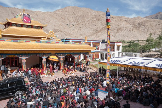 ༧གོང་ས་མཆོག་ལ་དྭགས་ཀྱི་སྔ་འགྱུར་བྲག་ཐོག་དགོན་པར་ཕེབས་སྐབས། ༢༠༡༦།༨།༥