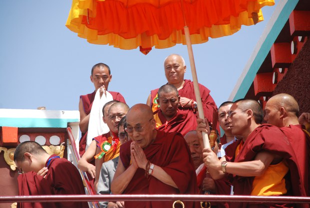 ༧གོང་ས་མཆོག་རུ་ཐོག་ལྷུན་གྲུབ་ཆོས་སྡིངས་དགོན་པར་ཆིབས་བསྒྱུར་གནང་བཞིན་པ། ༢༠༡༤།༧།༡༥ ༧གོང་ས་མཆོག་རུ་ཐོག་ལྷུན་གྲུབ་ཆོས་སྡིངས་དགོན་པར་ཆིབས་བསྒྱུར་གནང་བཞིན་པ། ༢༠༡༤།༧།༡༥