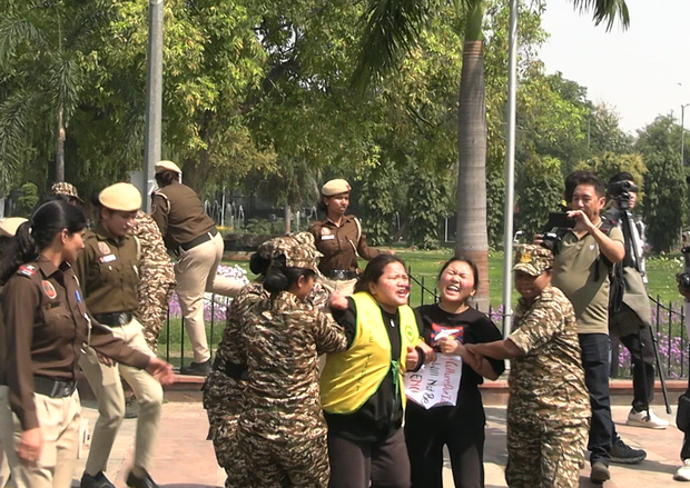 བོད་མི་ལས་འགུལ་བ་རྣམས་ཀྱིས་རྒྱལ་ས་ལྡི་ལིར་རྟེན་གཞི་བྱས་པའི་རྒྱ་ནག་གཞུང་ཚབ་མདུན་དུ་ངོ་རྒོལ་སྐད་འབོད་ཀྱི་ལས་འགུལ་སྤེལ་བ། བོད་མི་ལས་འགུལ་བ་རྣམས་ཀྱིས་རྒྱལ་ས་ལྡི་ལིར་རྟེན་གཞི་བྱས་པའི་རྒྱ་ནག་གཞུང་ཚབ་མདུན་དུ་ངོ་རྒོལ་སྐད་འབོད་ཀྱི་ལས་འགུལ་སྤེལ་བ།