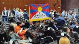 མེཀསི་ཀོའི་གྲོས་ཚོཌ་སུ་རྒྱ་ནག་གཞུང་ཚབ་པ་སླེབས་པའི་སྐབས་གྲོས་ཚོགས་འཐུས་མིས་བོད་ཀྱི་རྒྱལ་དར་ཕྱྭར་ཏེ་བོད་ལ་རང་དབང་དགོས་པའི་སྐད་འབོད་གནང་པ།