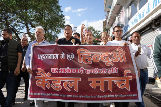 རྒྱ་གར་ཀཤ་མིར་གྱི་པ་ཧལ་གམ་ས་གནས་སུ་དྲག་སྤྱོད་པས་མི་སྣ་ ༢༦ དམར་གསོད་བཏང་བར་གདུང་སེམས་མཉམ་སྐྱེད་མཚོན་ཆེད་མར་མེ་ཁྲོམ་སྐོར་དང་ཉིན་གཅིག་རིང་མེག་གྷན་གྱི་ཚོང་ཁང་རིགས་སྒོ་བརྒྱབ་འདུག རྒྱ་གར་ཀཤ་མིར་གྱི་པ་ཧལ་གམ་ས་གནས་སུ་དྲག་སྤྱོད་པས་མི་སྣ་ ༢༦ དམར་གསོད་བཏང་བར་གདུང་སེམས་མཉམ་སྐྱེད་མཚོན་ཆེད་མར་མེ་ཁྲོམ་སྐོར་དང་ཉིན་གཅིག་རིང་མེག་གྷན་གྱི་ཚོང་ཁང་རིགས་སྒོ་བརྒྱབ་འདུག