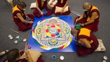 འབྲས་སྤུངས་སྒོ་མང་གྲྭ་ཚང་གི་དགེ་འདུན་པ་ཁག་གཅིག་གིས་དཀྱིལ་འཁོར་བཞེངས་བཞིན་པ། ༢༠༡༧