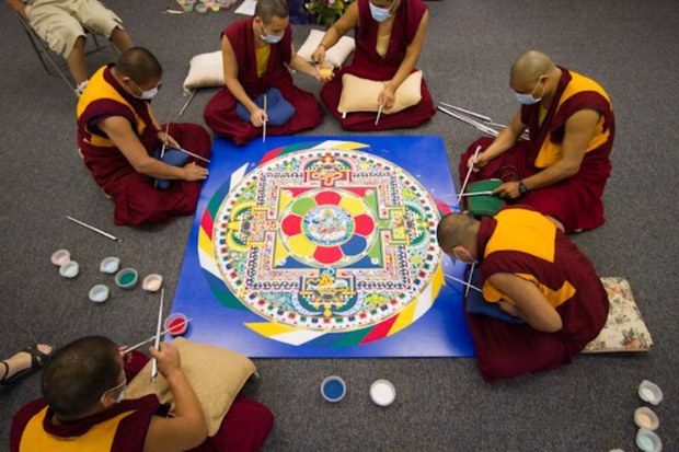 འབྲས་སྤུངས་སྒོ་མང་གྲྭ་ཚང་གི་དགེ་འདུན་པ་ཁག་གཅིག་གིས་དཀྱིལ་འཁོར་བཞེངས་བཞིན་པ། ༢༠༡༧