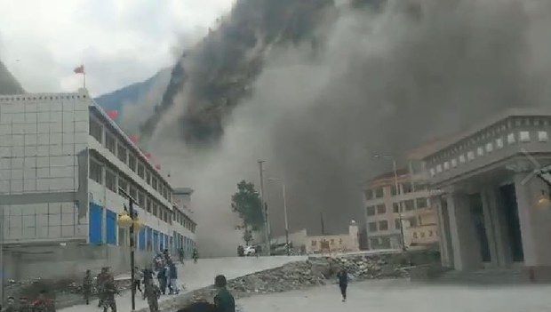 བོད་ཀྱི་ནུབ་བརྒྱུད་སྐྱིད་གྲོང་སོགས་སུ་ས་ཡོམ་གྱི་གོད་ཆག་བྱུང་སྐབས། ༢༠༡༥།༤།༢༥