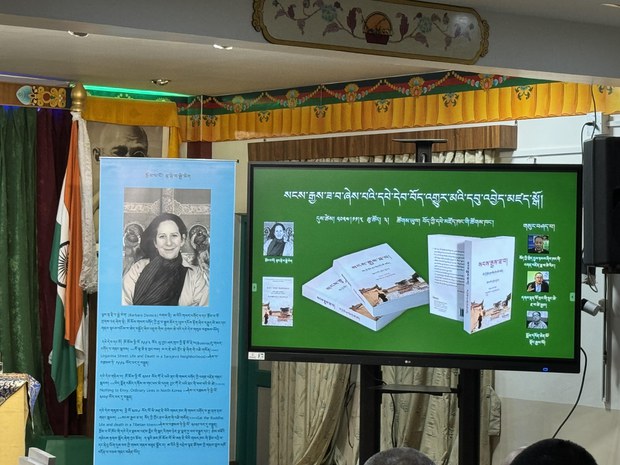 སངས་རྒྱས་ཟ་ཞེས་པའི་དཔེ་དེབ་དེས་བོད་རྔ་བ་ཙམ་དུ་མ་ཡིན་པར་བོད་ས་ཁྱོན་ཡོངས་ཀྱི་དངོས་ཡོད་གནས་སྟངས་མཚོན་ཐུབ་པ་ཡིན་ཞེས་འགྲེལ་བརྗོད་གནང་གི་འདུག
