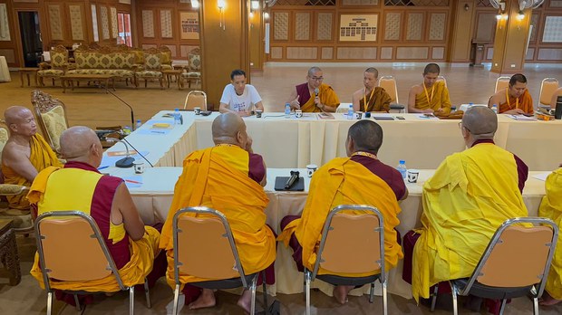 རྒྱལ་སྤྱིའི་པཱ་ལི་དང་ལེགས་སྦྱར་བའི་དགེ་འདུན་པའི་དབར་ཤེས་ཡོན་བརྗེ་ལེན་གྱི་ལས་རིམ་ཐེངས་གསུམ་པ་དེ་ཐེ་ལེན་ཌར་འཚོགས་བཞིན་པ། རྒྱལ་སྤྱིའི་པཱ་ལི་དང་ལེགས་སྦྱར་བའི་དགེ་འདུན་པའི་དབར་ཤེས་ཡོན་བརྗེ་ལེན་གྱི་ལས་རིམ་ཐེངས་གསུམ་པ་དེ་ཐེ་ལེན་ཌར་འཚོགས་བཞིན་པ།