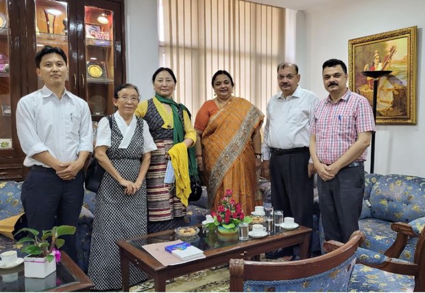 ཤེས་རིག་བཀའ་བློན་མཆོག་ནེ་རུ་གཙུག་ལག་སློབ་གྲྭ་ཆེན་མོའི་སློབ་གཙོ་གཞོན་པ་དང་ཐུག་འཕྲད་གནང་འདུག ཤེས་རིག་བཀའ་བློན་མཆོག་ནེ་རུ་གཙུག་ལག་སློབ་གྲྭ་ཆེན་མོའི་སློབ་གཙོ་གཞོན་པ་དང་ཐུག་འཕྲད་གནང་འདུག