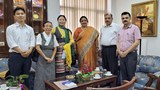 ཤེས་རིག་བཀའ་བློན་མཆོག་ནེ་རུ་གཙུག་ལག་སློབ་གྲྭ་ཆེན་མོའི་སློབ་གཙོ་གཞོན་པ་དང་ཐུག་འཕྲད་གནང་འདུག