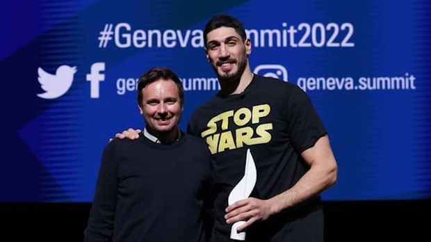 Enes Kanter་freedom མཆོག་ལ་ Geneva Summit for Human Rights སྙིང་སྟོབས་ཀྱི་གཟེངས་རྟགས་ཕུལ་འདུག