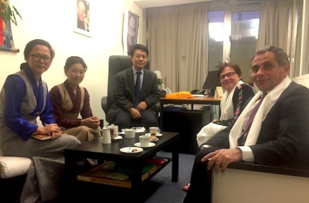 བྷེལ་ཛེལ་Brussels་སྐུ་ཚབ་དོན་གཅོད་བཀྲ་ཤིས་ཕུན་ཚོགས་མཆོག་ཡོ་རོབ་ལྷན་ཚོགས་ཀྱི་ཤེས་ཡོན་དང་རིག་གཞུང་གི་སྤྱི་ཁྱབ་འགན་འཛིན་ལྕམ་Martine Reicharts་མཆོག་དང་མཇལ་མོལ་སྐབས། ༢༠༡༦།༡༡། བྷེལ་ཛེལ་Brussels་སྐུ་ཚབ་དོན་གཅོད་བཀྲ་ཤིས་ཕུན་ཚོགས་མཆོག་ཡོ་རོབ་ལྷན་ཚོགས་ཀྱི་ཤེས་ཡོན་དང་རིག་གཞུང་གི་སྤྱི་ཁྱབ་འགན་འཛིན་ལྕམ་Martine Reicharts་མཆོག་དང་མཇལ་མོལ་སྐབས། ༢༠༡༦།༡༡།