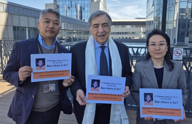 ཡོ་རོབ་གྲོས་ཚོགས་འཐུས་མི་ཁག་གཅིག་གིས་ཀུན་གཟིགས་༸པཎ་ཆེན་སྐུ་ཕྲེང་བཅུ་གཅིག་པ་མཆོག་གློད་བཀྲོལ་དགོས་པའི་རེ་སྐུལ་ཞུས་འདུག ཡོ་རོབ་གྲོས་ཚོགས་འཐུས་མི་ཁག་གཅིག་གིས་ཀུན་གཟིགས་༸པཎ་ཆེན་སྐུ་ཕྲེང་བཅུ་གཅིག་པ་མཆོག་གློད་བཀྲོལ་དགོས་པའི་རེ་སྐུལ་ཞུས་འདུག