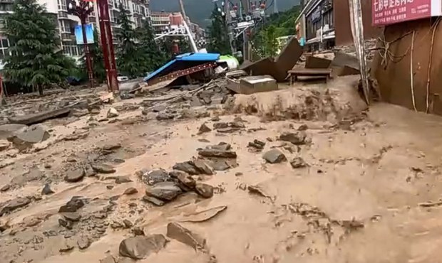 བོད་ནང་གི་ཁྲོ་ཆུ་རྫོང་དུ་ཆར་ཞོད་རྐྱེན་གྱིས་ཆུ་ལོག་གནོད་སྐྱོན་ཤུགས་ཆེན་བྱུང་ཡོད་འདུག