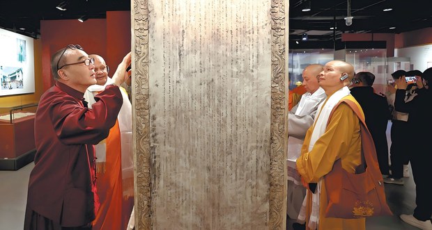 རྒྱ་ནག་གཞུང་གིས་རྒྱལ་ཁབ་བཅུ་གཉིས་ཀྱི་དགེ་འདུན་པ་ཚོར་བོད་བརྒྱུད་ནང་བསྟན་གྱི་སྤྲུལ་སྐུའི་ལམ་ལུགས་ངོ་སྤྲོད་བྱས་ཡོད་ཀྱང་། ༸སྐུའི་ཡང་སྲིད་ཐོག་ཐེ་བྱུས་ཀྱི་དབང་ཆ་མེད་ཅེས་བོད་མིའི་སྒྲིག་འཛུགས་ཀྱི་མགྲིན་ཚབ་པས་གསལ་སྟོན་གནང་གི་འདུག རྒྱ་ནག་གཞུང་གིས་རྒྱལ་ཁབ་བཅུ་གཉིས་ཀྱི་དགེ་འདུན་པ་ཚོར་བོད་བརྒྱུད་ནང་བསྟན་གྱི་སྤྲུལ་སྐུའི་ལམ་ལུགས་ངོ་སྤྲོད་བྱས་ཡོད་ཀྱང་། ༸སྐུའི་ཡང་སྲིད་ཐོག་ཐེ་བྱུས་ཀྱི་དབང་ཆ་མེད་ཅེས་བོད་མིའི་སྒྲིག་འཛུགས་ཀྱི་མགྲིན་ཚབ་པས་གསལ་སྟོན་གནང་གི་འདུག