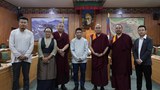བོད་ཀྱི་ཆབ་སྲིད་བཙོན་ཟུར་དོན་གྲུབ་དབང་ཆེན་ལགས་ཀྱིས་རྡ་རམ་ས་ལ་རུ་སྤྱི་འཐུས་ཚོགས་གཙོ་དང་ཕྱི་དྲིལ་བཀའ་བློན་སོགས་དང་མཇལ་འཕྲད་གནང་ཡོད་པ།