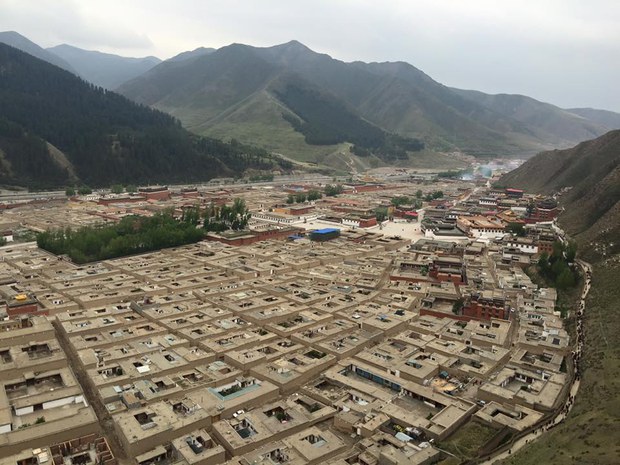 མདོ་སྨད་བླ་བྲང་བཀྲ་ཤིས་འཁྱིལ་དགོན་པ།