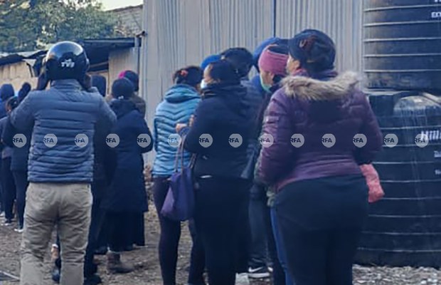 བལ་ཡུལ་དུ་བོད་མིའི་འོས་བསྡུ་དང་འབྲེལ་ནས་འཛིན་བཟུང་བྱས་པའི་མི་ལྔ་པོ་གློད་གྲོལ་བཏང་འདུག བལ་ཡུལ་དུ་བོད་མིའི་འོས་བསྡུ་དང་འབྲེལ་ནས་འཛིན་བཟུང་བྱས་པའི་མི་ལྔ་པོ་གློད་གྲོལ་བཏང་འདུག