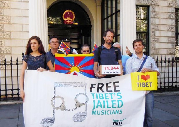 བོད་རང་བཙན་ལས་འགུལ་ཚོགས་པས་མི་གྲངས་ཁྲི་ཚོ་བརྒལ་བའི་སྙན་ཞུ་རྒྱ་ནག་གི་གཞུང་ཚབ་ཁང་ལ་སྤྲོད་ཐབས་བྱས་སྐབས། ༢༠༡༥།༩།༡༡ བོད་རང་བཙན་ལས་འགུལ་ཚོགས་པས་མི་གྲངས་ཁྲི་ཚོ་བརྒལ་བའི་སྙན་ཞུ་རྒྱ་ནག་གི་གཞུང་ཚབ་ཁང་ལ་སྤྲོད་ཐབས་བྱས་སྐབས། ༢༠༡༥།༩།༡༡