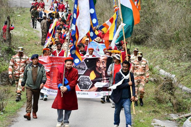 མོན་རྟ་དབང་དུ་རང་དབང་གི་ཤུལ་ལམ་ (Freedom Trail) ཞེས་༸གོང་ས་༸སྐྱབས་མགོན་ཆེན་པོ་མཆོག་རྒྱ་གར་དུ་ཕེབས་ལམ་རྗེས་དེད་ཀྱི་རྐང་འགྲུལ་ལས་འགུལ་དབུ་འཛུགས།