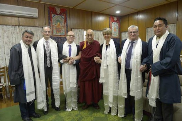 ཧྥ་རན་སིའི་གྲོས་ཚོགས་བོད་དོན་རྒྱབ་སྐྱོར་ཚོགས་པའི་ཚོགས་མི་ཚོ་བཞུགས་སྒར་དུ་ཕེབས་སྐབས། ༢༠༡༧།༣ ཧྥ་རན་སིའི་གྲོས་ཚོགས་བོད་དོན་རྒྱབ་སྐྱོར་ཚོགས་པའི་ཚོགས་མི་ཚོ་བཞུགས་སྒར་དུ་ཕེབས་སྐབས། ༢༠༡༧།༣