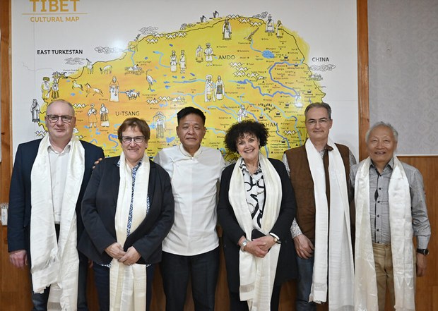 ཧྥ་རན་སའི་གྲོས་ཚོགས་འཐུས་མི་ཁག་ཅིག་བོད་མིའི་སྒྲིག་འཛུགས་གཙོས་བོད་མིའི་སྤྱི་ཚོགས་སུ་རྒྱུས་ལོན་ཆེད་བཞུགས་སྒར་དུ་ཆེད་ཕེབས་གནང་འདུག ཧྥ་རན་སའི་གྲོས་ཚོགས་འཐུས་མི་ཁག་ཅིག་བོད་མིའི་སྒྲིག་འཛུགས་གཙོས་བོད་མིའི་སྤྱི་ཚོགས་སུ་རྒྱུས་ལོན་ཆེད་བཞུགས་སྒར་དུ་ཆེད་ཕེབས་གནང་འདུག
