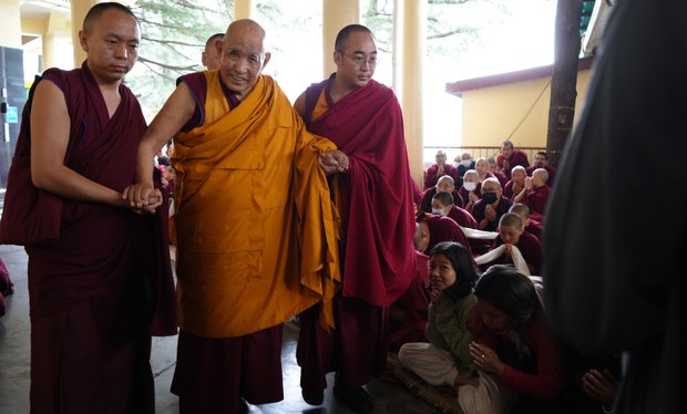 དགའ་ལྡན་ཁྲི་རིན་པོ་ཆེ་མཆོག་གིས། ཆོས་ཉམས་སུ་ལེན་པར་གཙོ་བོ་ཀུན་སློང་ཡང་དག་པ་ཞིག་དགོས་གལ་ཆེ་བའི་སྐོར་བཀའ་གནང་སོང་། དགའ་ལྡན་ཁྲི་རིན་པོ་ཆེ་མཆོག་གིས། ཆོས་ཉམས་སུ་ལེན་པར་གཙོ་བོ་ཀུན་སློང་ཡང་དག་པ་ཞིག་དགོས་གལ་ཆེ་བའི་སྐོར་བཀའ་གནང་སོང་།
