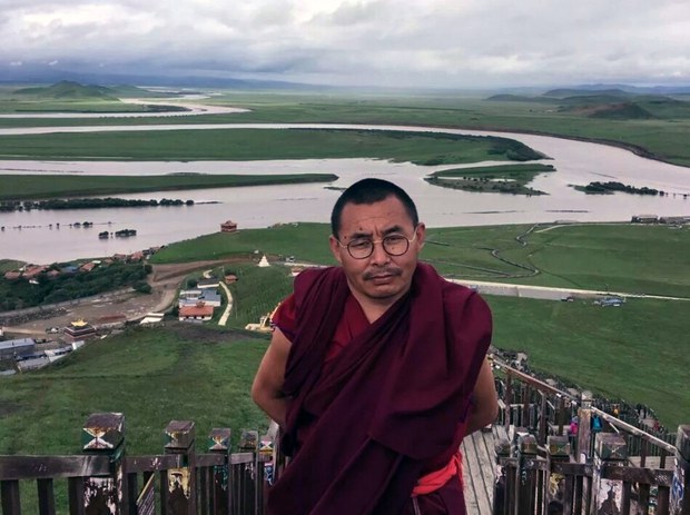 རྒྱ་ནག་གཞུང་གིས་ཕྱི་ལོ་༢༠༢༠ལོའི་ཟླ་༡༢ཚེས་༢ཉིན་ནས་བཟུང་བོད་ཀྱི་སྙན་ངག་པ་དང་རྩོམ་པ་པོ་རོང་བོ་དགེ་འདུན་ལྷུན་གྲུབ་བམ་སྨྱུག་མིང་ལ་ལྷམ་ཀོག་ལགས། རྒྱུ་མཚན་སོགས་གསལ་ཁ་གང་ཡང་མེད་པར་གློ་བུར་འཛིན་བཟུང་བཙན་ཁྲིད་ཀྱིས་ད་བར་གར་སོང་ཆ་མེད་དུ་གྱུར་ཏེ་ལོ་གཉིས་མ་ཟིན་ཙམ་འགྲོ་ཡི་ཡོད་ཅིང་། ཨེ་ཤེ་ཡ་རང་དབང་རླུང་འཕྲིན་ཁང་གིས་གནས་ཚུལ་ཤེས་རྟོགས་བྱུང་བར་གཞིགས་ན། ཁོང་ཟི་ལིང་གི་བཀག་སྐྱིལ་ཁང་ཞིག་ཏུ་ཡོད་འདུག རྒྱ་ནག་གཞུང་གིས་ཕྱི་ལོ་༢༠༢༠ལོའི་ཟླ་༡༢ཚེས་༢ཉིན་ནས་བཟུང་བོད་ཀྱི་སྙན་ངག་པ་དང་རྩོམ་པ་པོ་རོང་བོ་དགེ་འདུན་ལྷུན་གྲུབ་བམ་སྨྱུག་མིང་ལ་ལྷམ་ཀོག་ལགས། རྒྱུ་མཚན་སོགས་གསལ་ཁ་གང་ཡང་མེད་པར་གློ་བུར་འཛིན་བཟུང་བཙན་ཁྲིད་ཀྱིས་ད་བར་གར་སོང་ཆ་མེད་དུ་གྱུར་ཏེ་ལོ་གཉིས་མ་ཟིན་ཙམ་འགྲོ་ཡི་ཡོད་ཅིང་། ཨེ་ཤེ་ཡ་རང་དབང་རླུང་འཕྲིན་ཁང་གིས་གནས་ཚུལ་ཤེས་རྟོགས་བྱུང་བར་གཞིགས་ན། ཁོང་ཟི་ལིང་གི་བཀག་སྐྱིལ་ཁང་ཞིག་ཏུ་ཡོད་འདུག