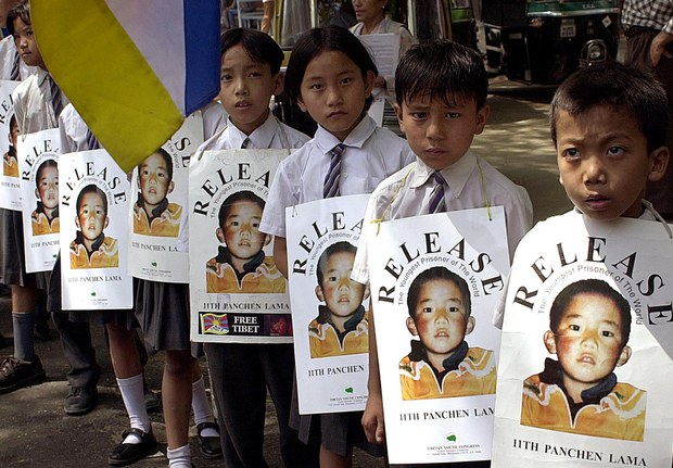 པཎ་ཆེན་རིན་པོ་ཆེ་ནང་མི་སྐུ་འཁོར་དབུས་བོད་ཀྱི་ཆབ་སྲིད་བཙོན་པ་རྣམས་གློད་བཀྲོལ་དགོས།