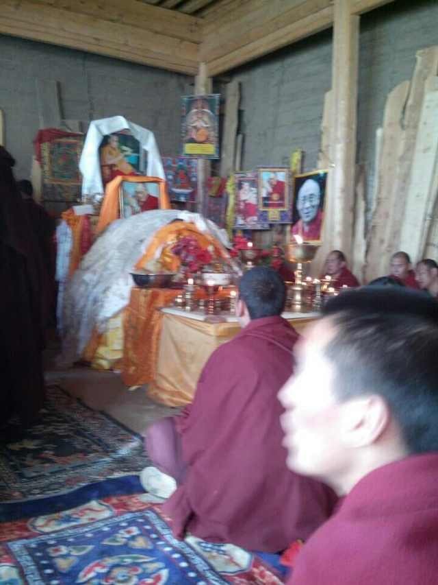 ཀླུ་ཆུ་ནས་མགོན་པོ་ཚེ་རིང་གིས་རང་ལུས་མེ་བསྲེགས།