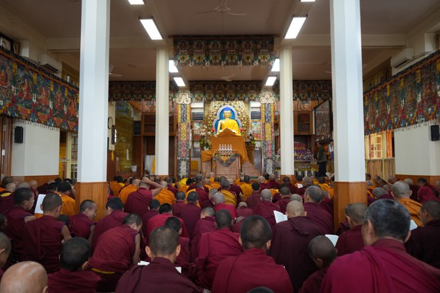 བོད་མི་འདུས་སྡོད་ས་གནས་ཁག་ཏུ་སྐུའི་གཅེན་པོ་བཀའ་ཟུར་རྒྱལ་ལོ་དོན་གྲུབ་མཆོག་དགོངས་རྫོགས་ཞེ་དགུའི་མཆོད་འབུལ་སྨོན་ལམ་གནང་གི་འདུག