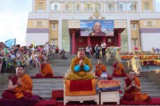 ཁལ་མུཀ་སྤྱི་མཐུན་རྒྱལ་ཁབ་ནང་གྱ་སྟོན་སྲུང་བརྩི་གནང་སྐབས། ༢༠༡༥།༦།༡༤