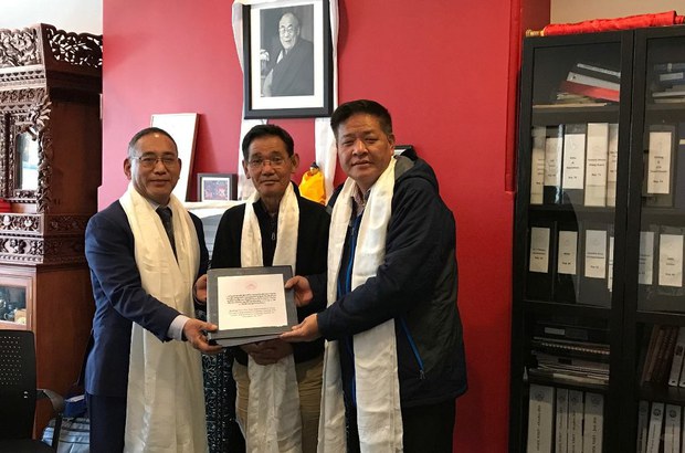 བྱང་ཨ་མི་རི་ཀའི་བོད་ཀྱི་སྐུ་ཚབ་དོན་གཅོད་གསར་རྙིང་བར་རྩིས་སྤྲོད་རྩིས་ལེན་གནང་གྲུབ་རྗེས། ༢༠༡༧།༡༡།༣༠ བྱང་ཨ་མི་རི་ཀའི་བོད་ཀྱི་སྐུ་ཚབ་དོན་གཅོད་གསར་རྙིང་བར་རྩིས་སྤྲོད་རྩིས་ལེན་གནང་གྲུབ་རྗེས། ༢༠༡༧།༡༡།༣༠