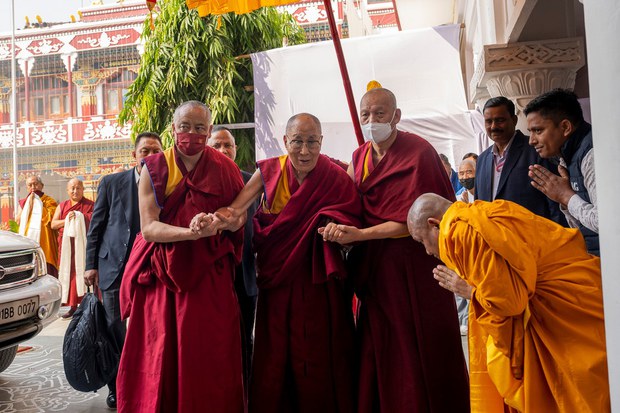 ༸གོང་ས་མཆོག་གནས་མཆོག་རྡོ་རྗེ་གདན་དུ་ཞབས་སོར་བདེ་བར་འཁོད་པ།