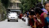 བཞུགས་སྒར་དུ་ཞབས་སོར་འཁོད་གནང་བ།