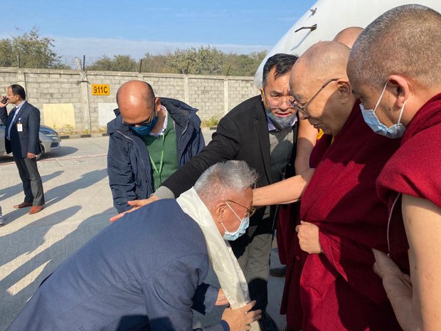 སྤྱི་ནོར་༸གོང་ས་༸སྐྱབས་མགོན་ཆེན་པོ་མཆོག་གནས་མཆོག་རྡོ་རྗེ་གདན་ནས་རྒྱ་གར་གྱི་རྒྱལ་ས་ལྡི་ལིར་ཆིབས་ཞལ་བསྒྱུར་གནང་མཛད་པ། སྤྱི་ནོར་༸གོང་ས་༸སྐྱབས་མགོན་ཆེན་པོ་མཆོག་གནས་མཆོག་རྡོ་རྗེ་གདན་ནས་རྒྱ་གར་གྱི་རྒྱལ་ས་ལྡི་ལིར་ཆིབས་ཞལ་བསྒྱུར་གནང་མཛད་པ།