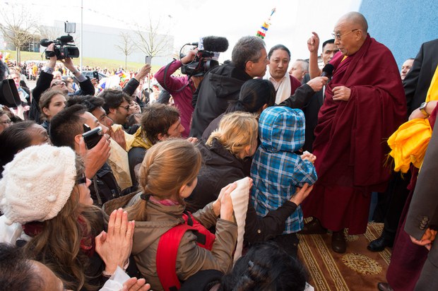 སུད་སིའི་ནང་མི་མང་༨༠༠༠ལྷག་ལ་བཀའ་ཆོས། སུད་སིའི་ནང་མི་མང་༨༠༠༠ལྷག་ལ་བཀའ་ཆོས།