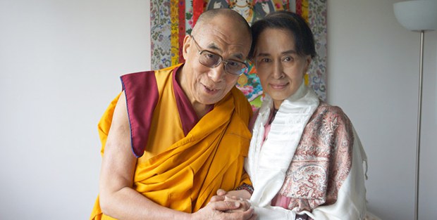 ༸གོང་ས་མཆོག་དང་ཨང་སན་སུ་ཀི་བར་མཇལ་འཕྲད་མཛད་ཡོད་པ།