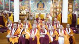 ༸གོང་ས་མཆོག་གིས་ཐེ་ཝན་གྱི་དགེ་འདུན་པ་༦༥ལ་བཞུགས་སྒར་ཕོ་བྲང་དུ་དགེ་སློང་གི་སྡོམ་པ་འབོག་འཇོག་མཛད་པ།
