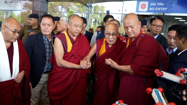 ༸གོང་ས་༸སྐྱབས་མགོན་ཆེན་པོ་མཆོག་བཞུགས་སྒར་དུ་༸ཞབས་སོར་བདེ་བར་འཁོད་པ། ༸གོང་ས་༸སྐྱབས་མགོན་ཆེན་པོ་མཆོག་བཞུགས་སྒར་དུ་༸ཞབས་སོར་བདེ་བར་འཁོད་པ།