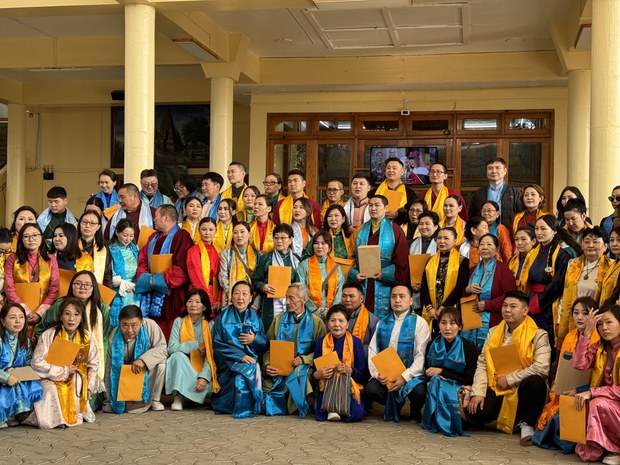 ༸གོང་ས་མཆོག་གིས་སོག་ཡུལ་གྱི་ན་རོ་པ་རིན་པོ་ཆེ་མཆོག་གཙོས་པའི་སོག་རིགས་གཞོན་སྐྱེས་བརྒྱ་ལྷག་ལ་མཇལ་ཁ་སྩལ་ཡོད་པ།