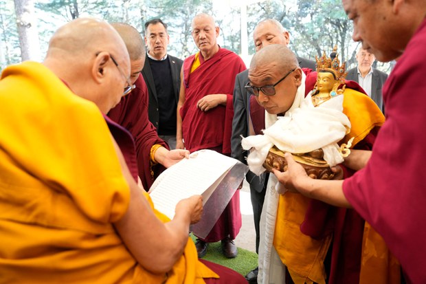 ༸གོང་ས་མཆོག་གིས་འབྲས་སྤུངས་བློ་གསལ་གླིང་གི་དཔེ་ཁྲིད་དགེ་རྒན་དགེ་བཤེས་ ༢༨ ལ་མཇལ་ཁ་སྩལ་བ།