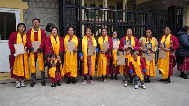 སྤྱི་ནོར་༧གོང་ས་༧སྐྱབས་མགོན་ཆེན་པོ་མཆོག་གིས་༧སྐུའི་ཞབས་པུས་དྭངས་སྐྱེད་ཡག་པོ་བྱུང་བཞིན་ཡོད་པ་བཀའ་གནང་འདུག