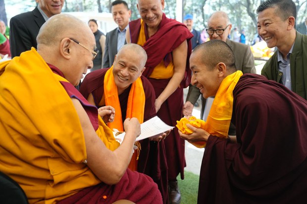 ༸གོང་ས་༸སྐྱབས་མགོན་ཆེན་པོ་མཆོག་གིས་དད་ལྡན་པ་ ༤༠༠ ཙམ་ལ་མཇལ་ཁ་སྩལ་བ། ༸གོང་ས་༸སྐྱབས་མགོན་ཆེན་པོ་མཆོག་གིས་དད་ལྡན་པ་ ༤༠༠ ཙམ་ལ་མཇལ་ཁ་སྩལ་བ།