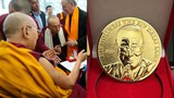 ཨ་རིའི་ཆོ་འཕྲུལ་སྨོན་ལམ་ཚོགས་པས་༸སྐུའི་གོ་སྟོན་དང་བསྟུན་མགོན་པོ་མཆོག་ལ་བཀའ་དྲིན་རྗེས་དྲན་མཚོན་སླད་གསེར་གྱི་གཟེངས་རྟགས་ཤིག་འབུལ་བཞེས་མཛད་འདུག