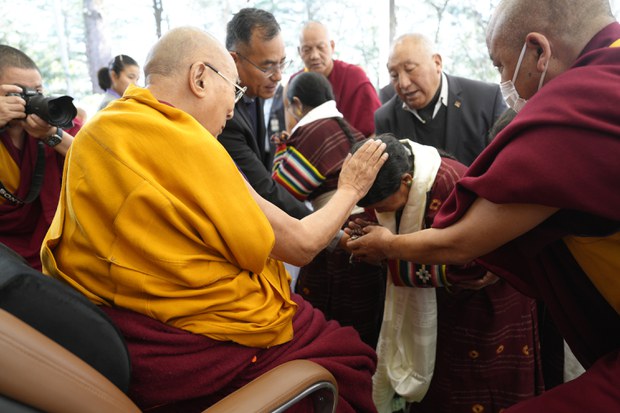 ༸གོང་ས་༸སྐྱབས་མགོན་ཆེན་པོ་མཆོག་གིས་འཛམ་གླིང་ཡུལ་གྲུ་གང་ས་ནས་ཕེབས་པའི་དད་ལྡན་པ་ ༤༣༠ ལ་མཇལ་ཁ་སྩལ་བ།